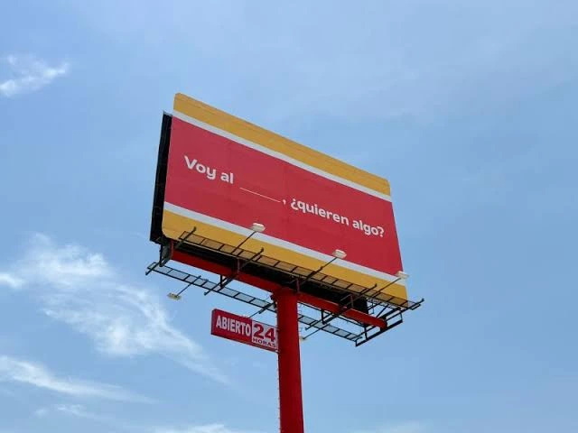Espectacular rojo con la frase «Si vas al ____, compra más hielos».