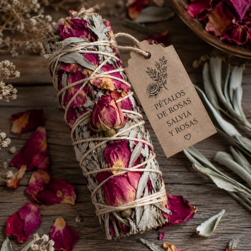 Salvia blanca con pétalos de rosas